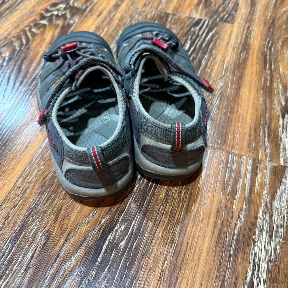 Keen Newport H2 Kids Size 2 Gray Red Waterproof Sport Sandals Shoes 34 EU